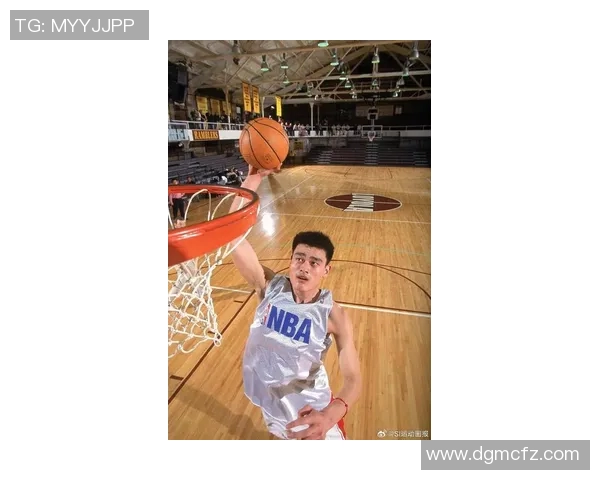 姚明004秒绝杀瞬间回顾：传奇巨星的巅峰时刻与篮球魅力展现