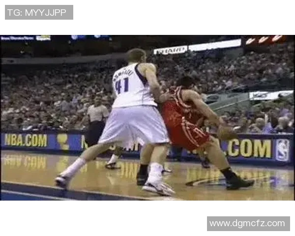 姚明穿鞋瞬间的精彩GIF展示他的篮球魅力与运动风范 姚明穿鞋瞬间的精彩GIF展示他的篮球魅力与运动风范