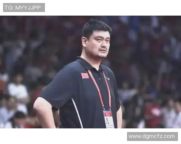 姚明与裁判的精彩瞬间定格在赛场上的照片回顾 姚明与裁判的精彩瞬间定格在赛场上的照片回顾