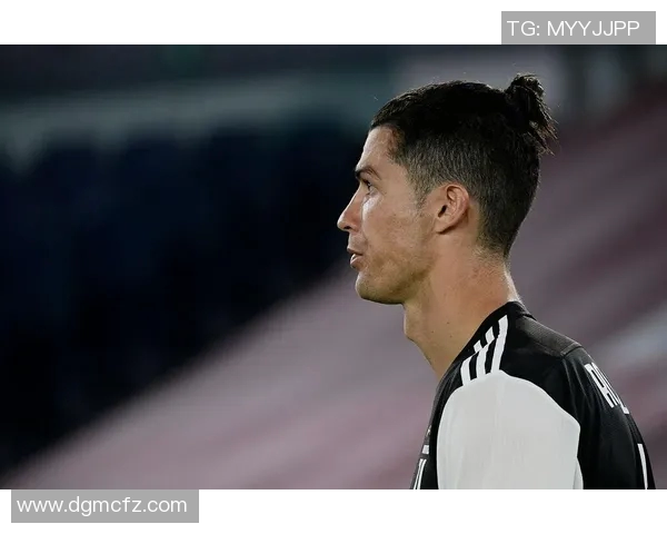 足球明星C罗的帅气魅力与球场风采的完美结合 足球明星C罗的帅气魅力与球场风采的完美结合