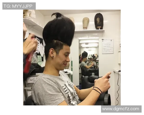 足球明星的独特球头发型解析与时尚潮流的完美结合